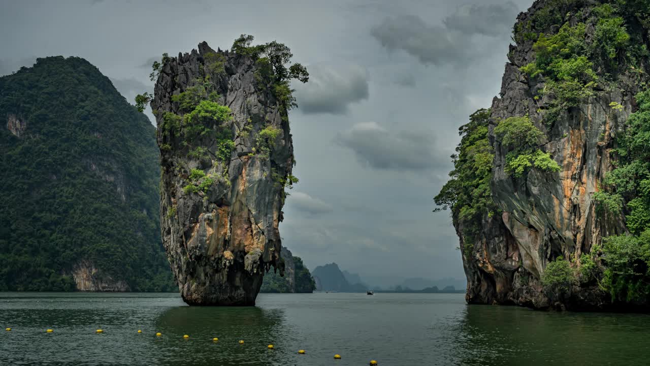 在泰国詹姆斯邦德岛的海洋中，石灰岩墙壁上的云的时间流逝视频下载