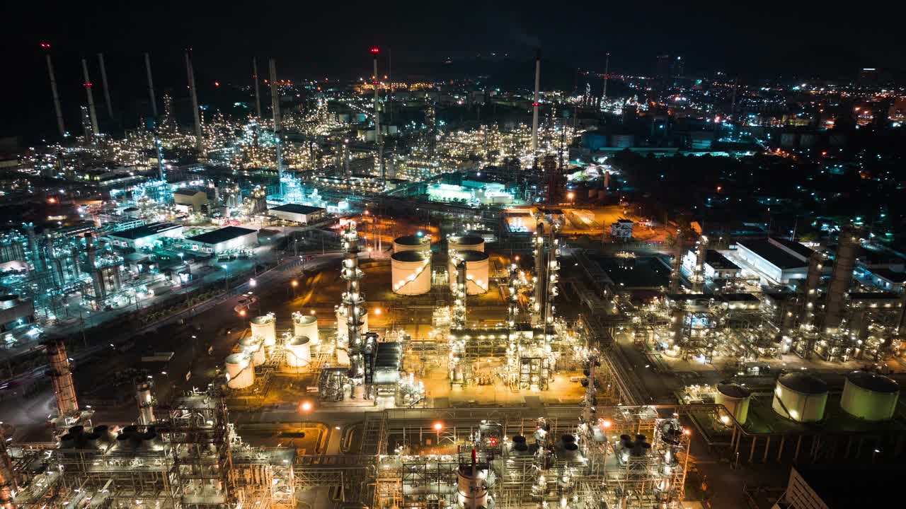 工业园区石油炼油厂夜间超延时无人机航拍图。燃料和发电，石化工厂行业，或环境空气污染的概念视频下载