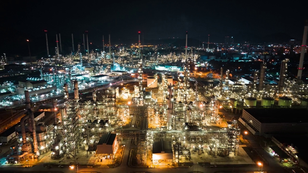 工业园区石油炼油厂夜间超延时无人机航拍图。燃料和发电，石化工厂行业，或环境空气污染的概念视频下载