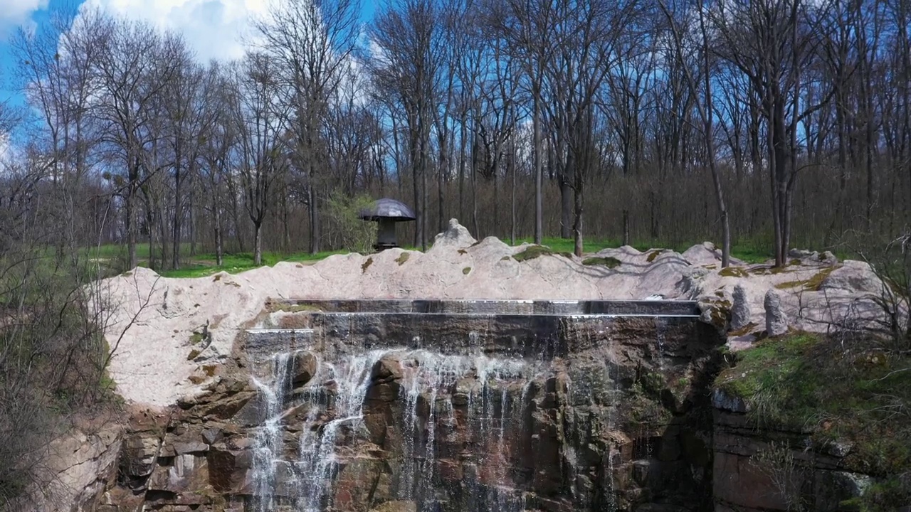 美丽的瀑布在乌克兰乌曼的索菲亚公园视频下载