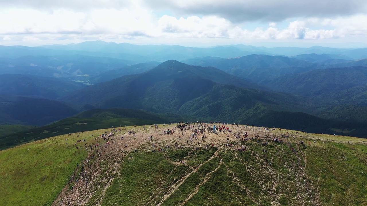 游客爬到霍韦拉山顶鸟瞰全景视频下载