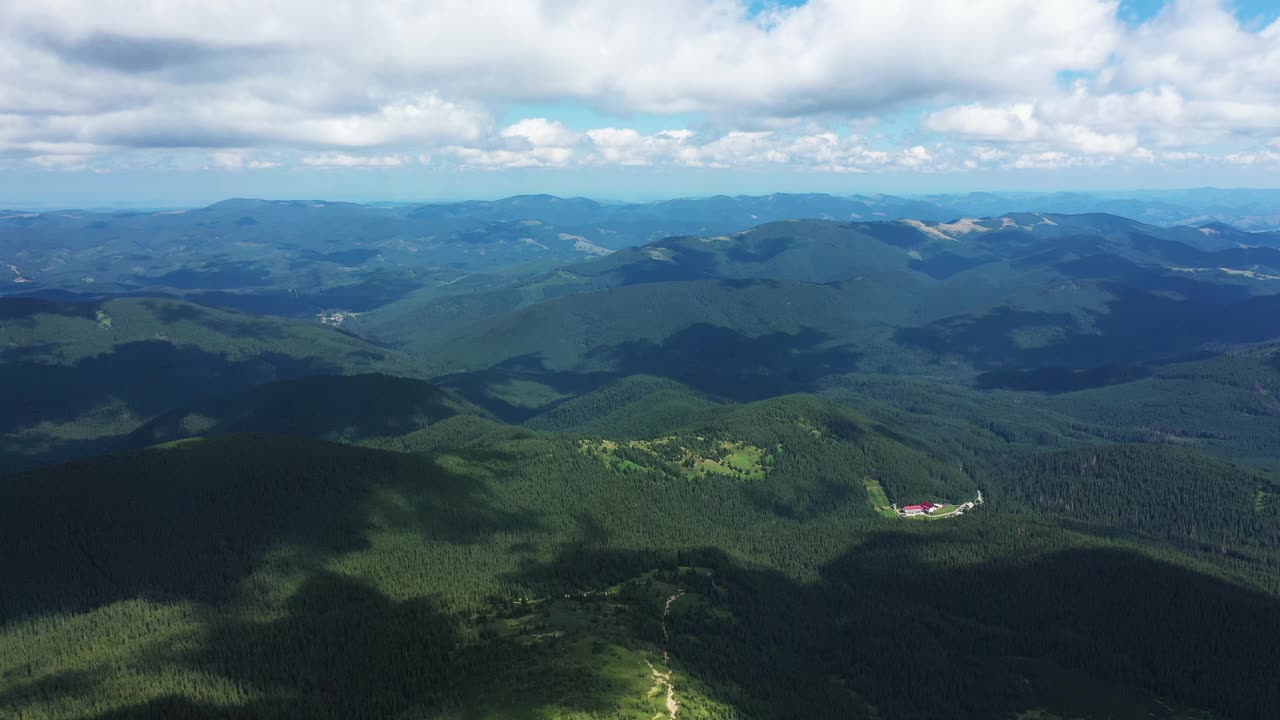 喀尔巴阡山脉，黑山山脊，从Hoverla山顶鸟瞰图视频下载