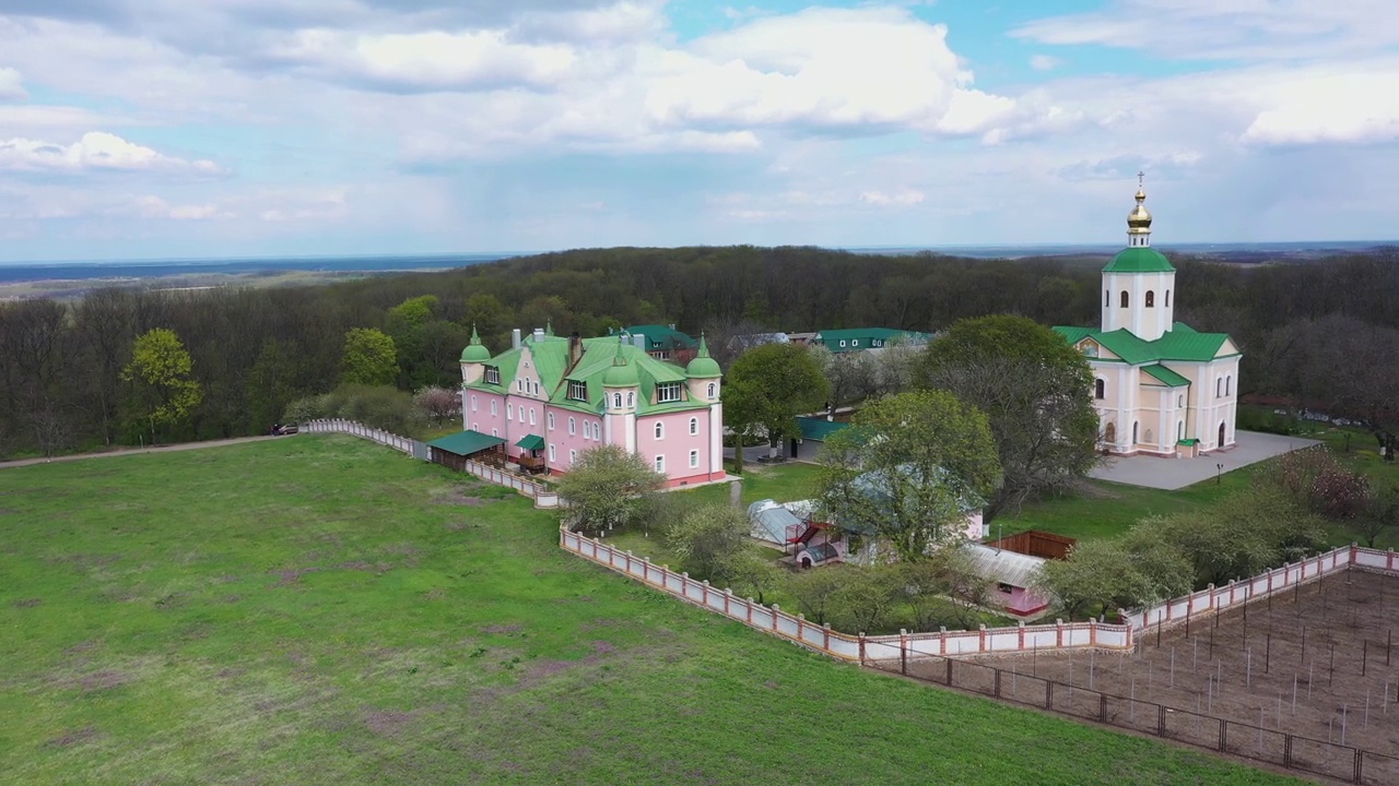 圣三一莫洛宁斯基修道院。乌克兰切尔卡西地区梅尔尼基村鸟瞰图视频下载