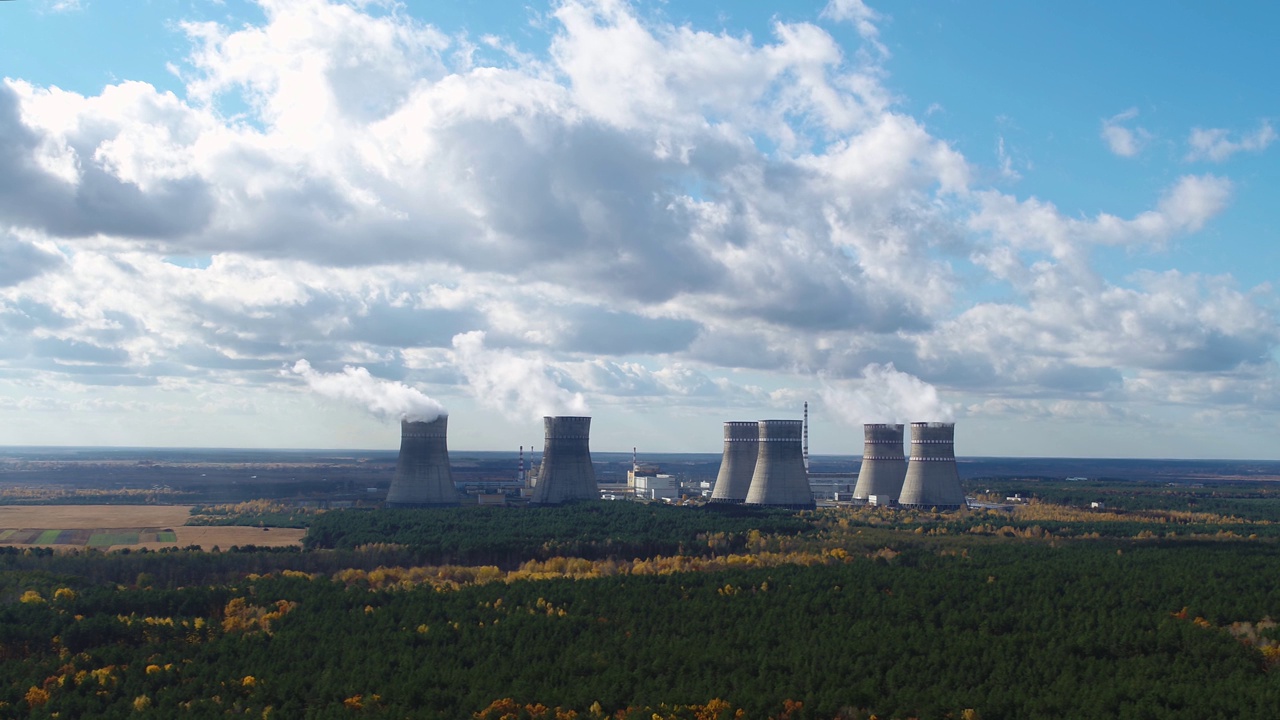 图为以阴天为背景的核电站冷却塔鸟瞰图视频下载