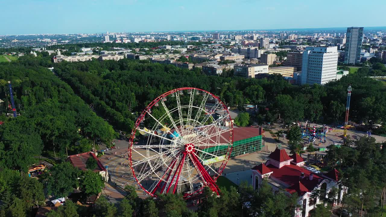 哈尔科夫高尔基文化休闲中心公园的摩天轮鸟瞰图视频下载