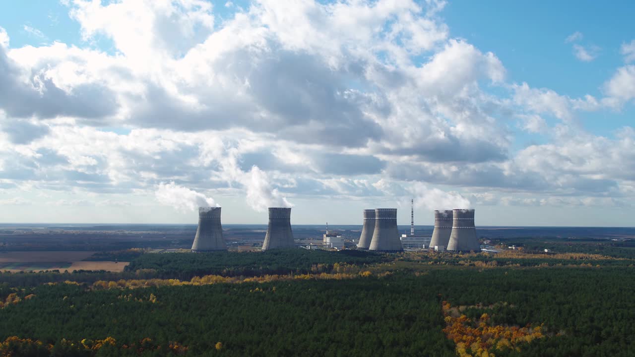 核电站附近有蒸汽冷却塔的森林鸟瞰图视频下载