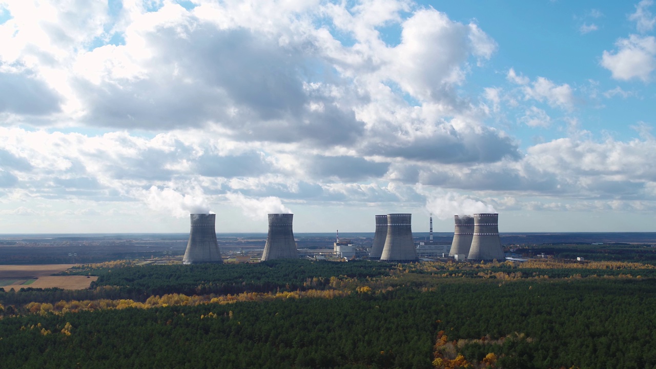 核电站和冷却塔鸟瞰图视频下载