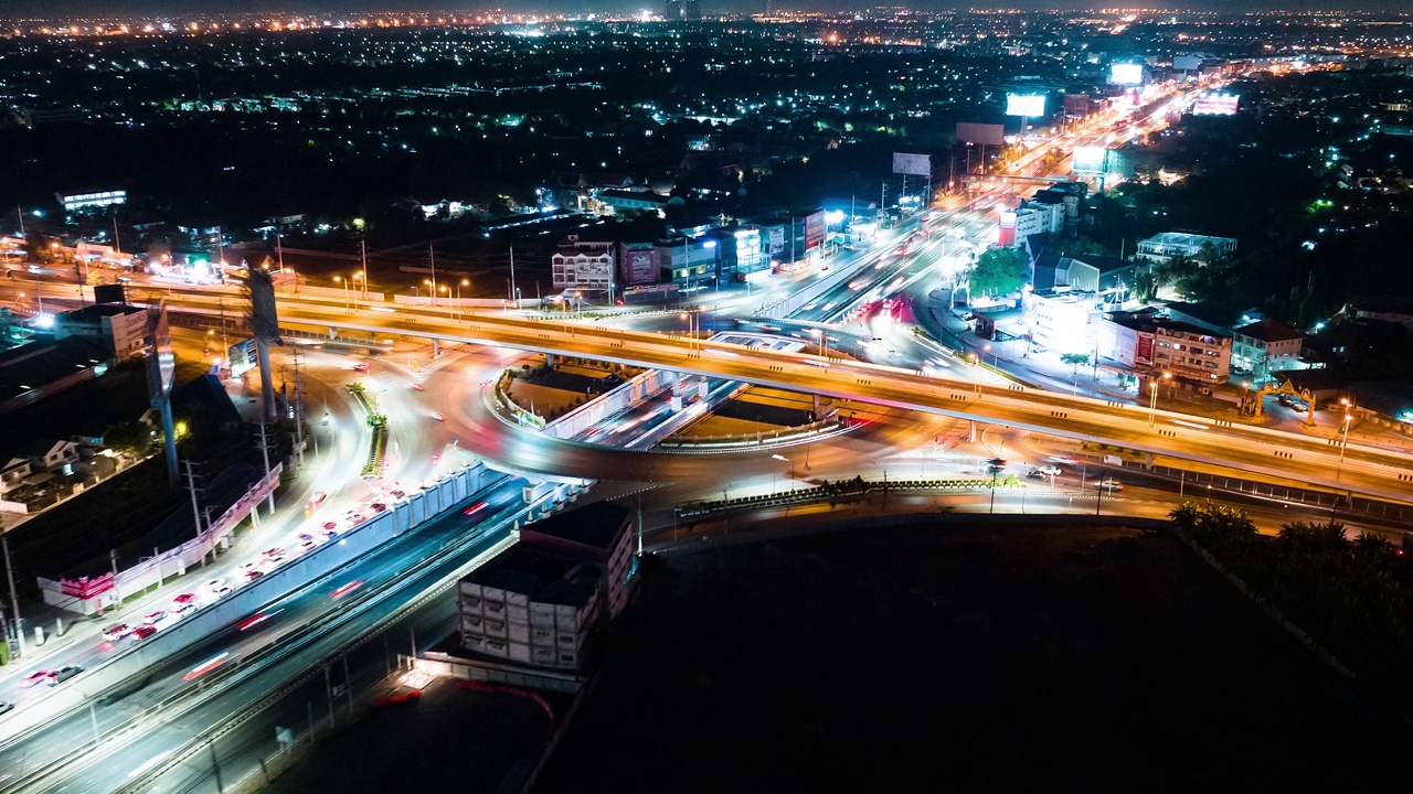 亚洲城市中心环形环形道路上夜间汽车交通运输的超延时。无人机鸟瞰图，高角度。公共交通或通勤城市生活的概念视频下载