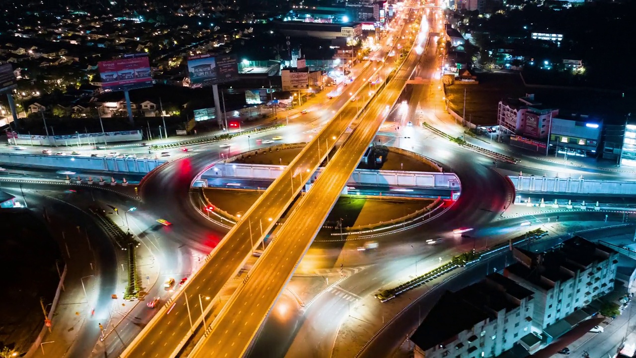 亚洲城市中心环形环形道路上夜间汽车交通运输的超延时。无人机鸟瞰图，高角度。公共交通或通勤城市生活的概念视频下载
