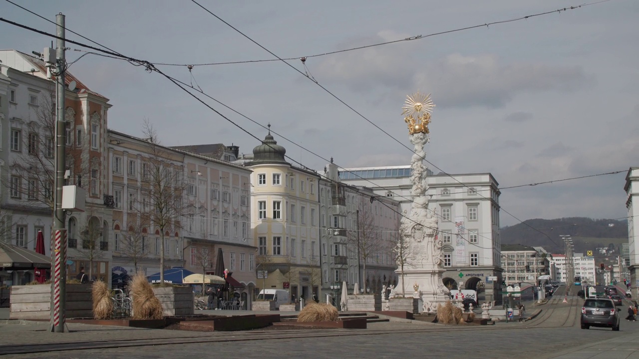 上奥地利州历史悠久的林茨广场主广场，有三位一体的圆柱视频素材
