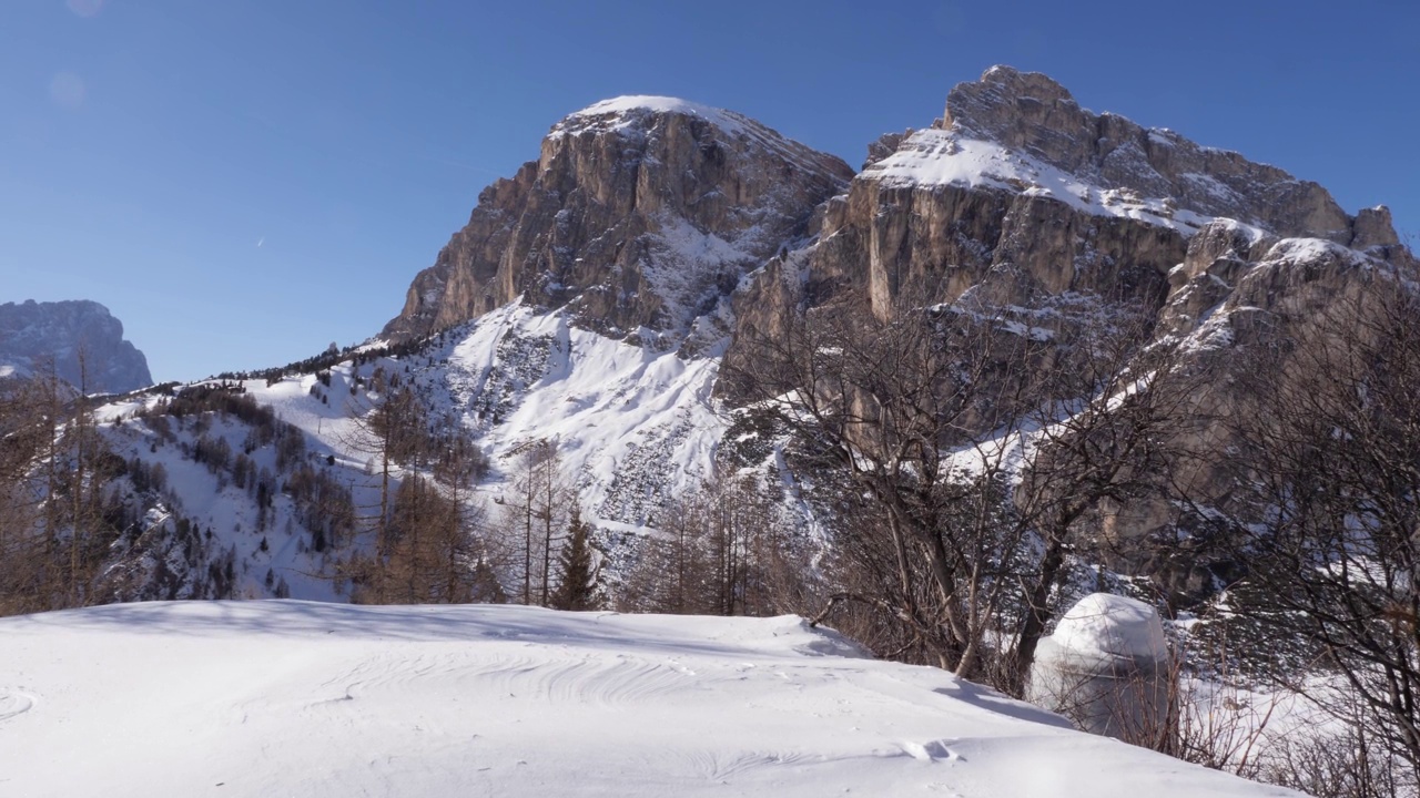 在一个美丽的冬日阳光明媚的日子里，意大利多洛米蒂山脉的白雪覆盖的岩石。视频下载