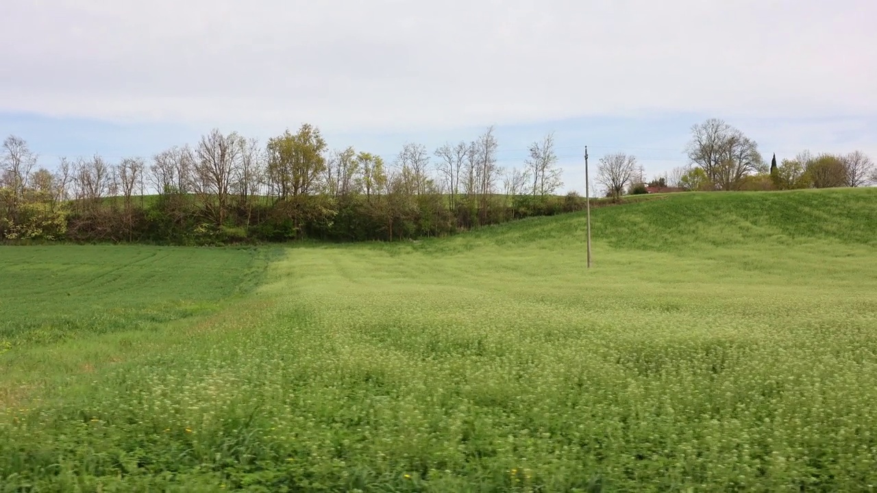 丘陵与草地在春天的时间和侧滑视图视频下载