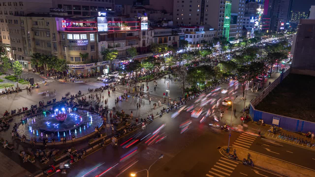 夜间阮顺化步行街的交通视频下载