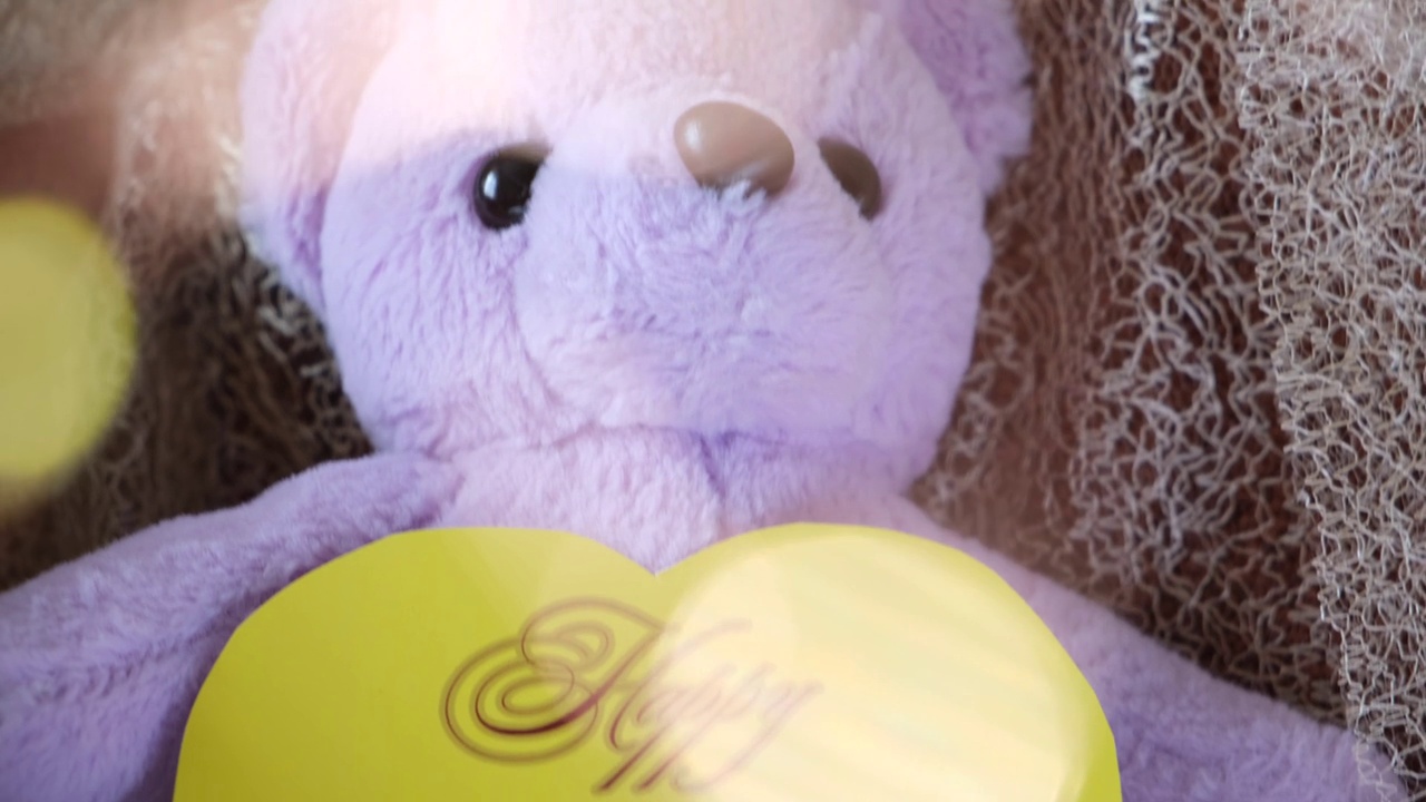 可爱的泰迪熊玩具与手工问候心形卡片与文字母亲节快乐视频下载