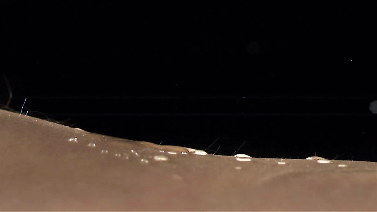 水滴在人的皮肤上，速度快视频下载