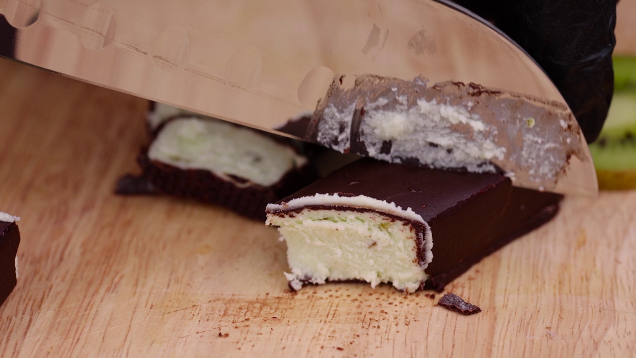 香甜的绿色松软干酪配上巧克力釉的奇异果风味视频素材