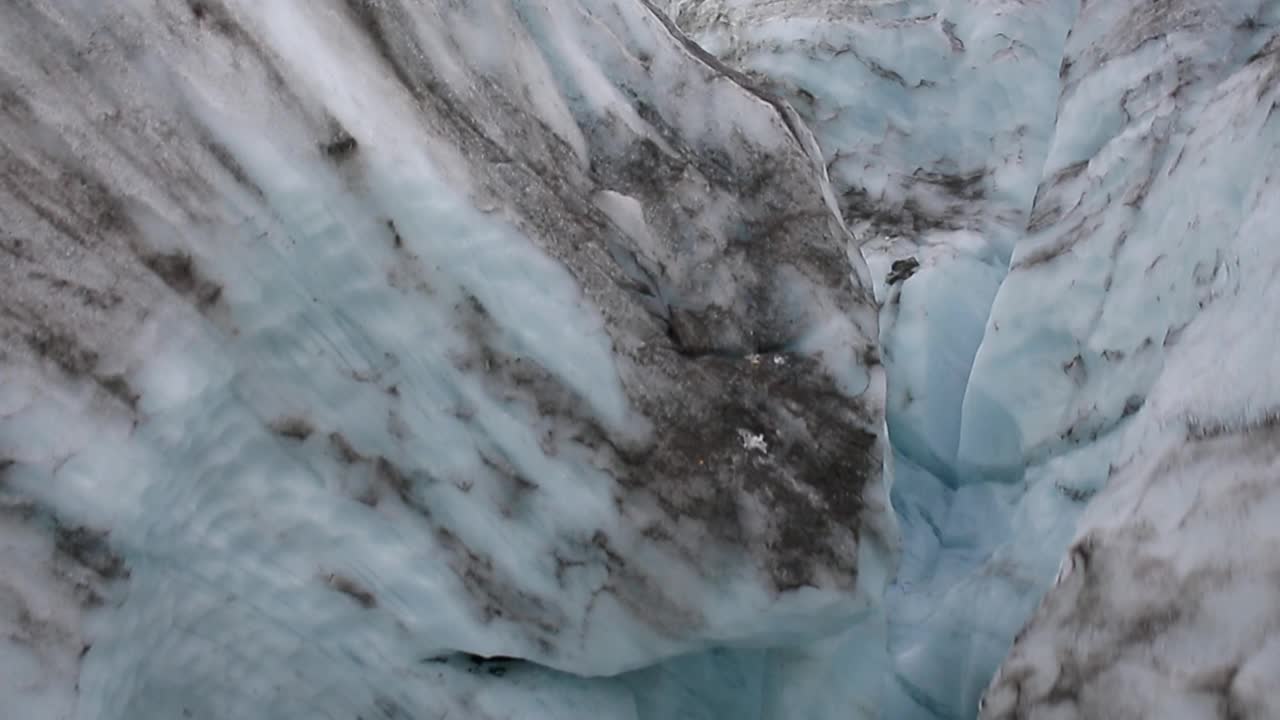 阿真蒂埃冰川融水流，无人机视图视频下载
