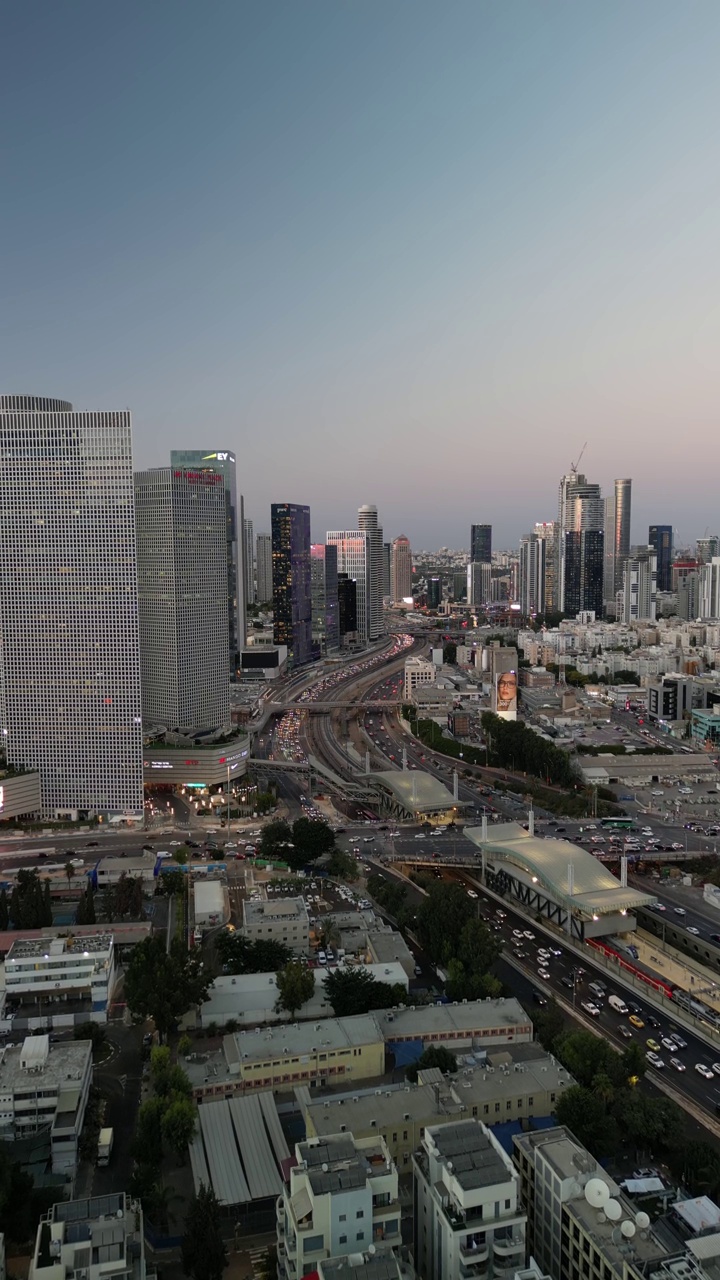 以色列日落时特拉维夫摩天大楼的航拍视频视频下载
