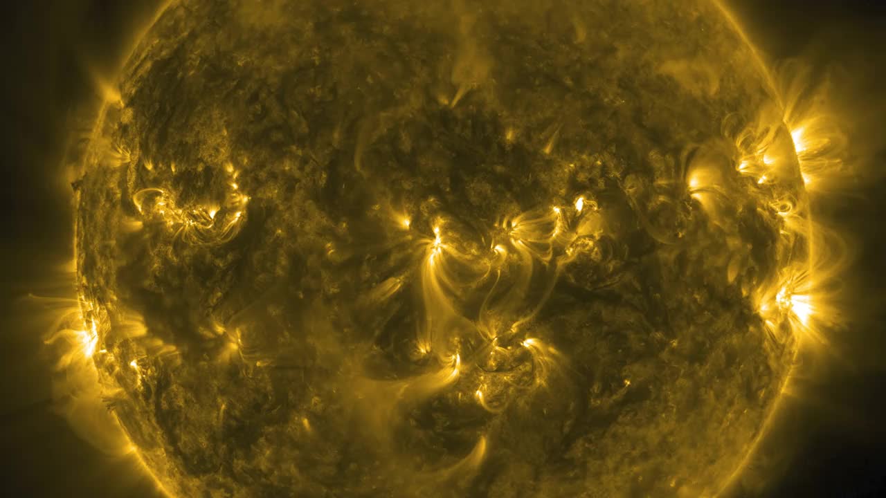 太阳1008:太阳表面发出太阳能量耀斑。视频下载