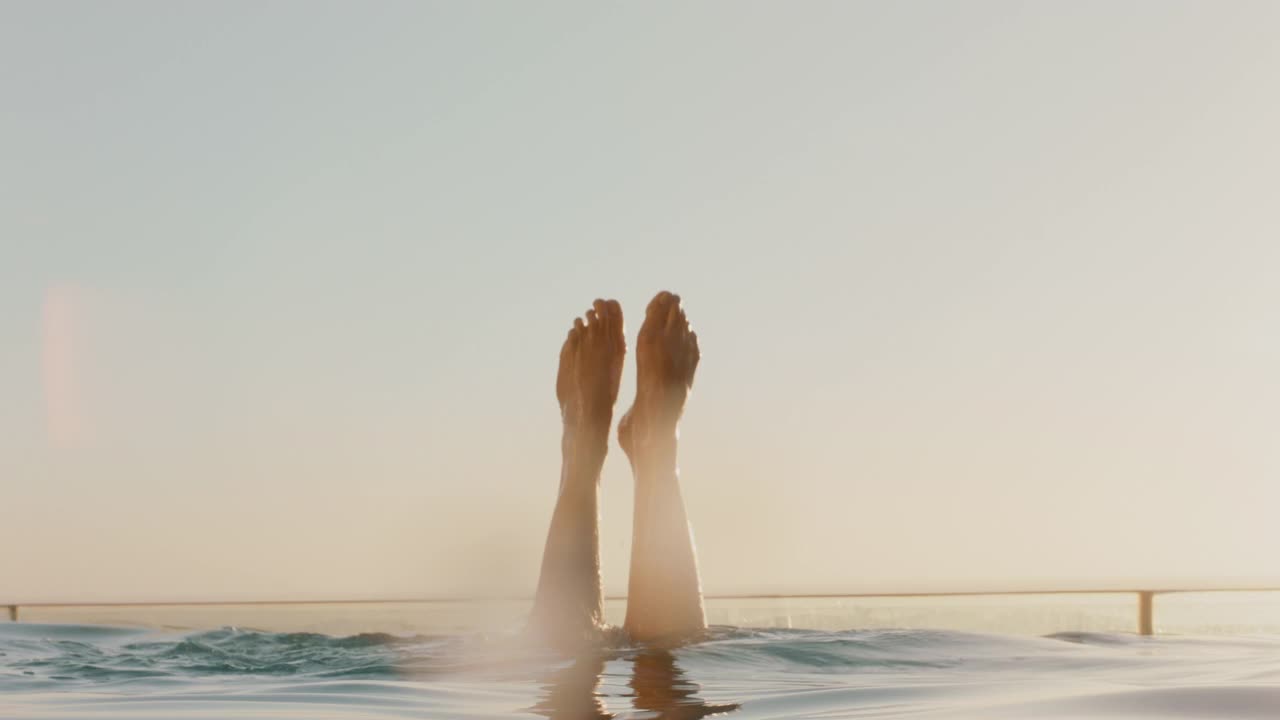 女子腿花样游泳在日落游泳池4k视频下载