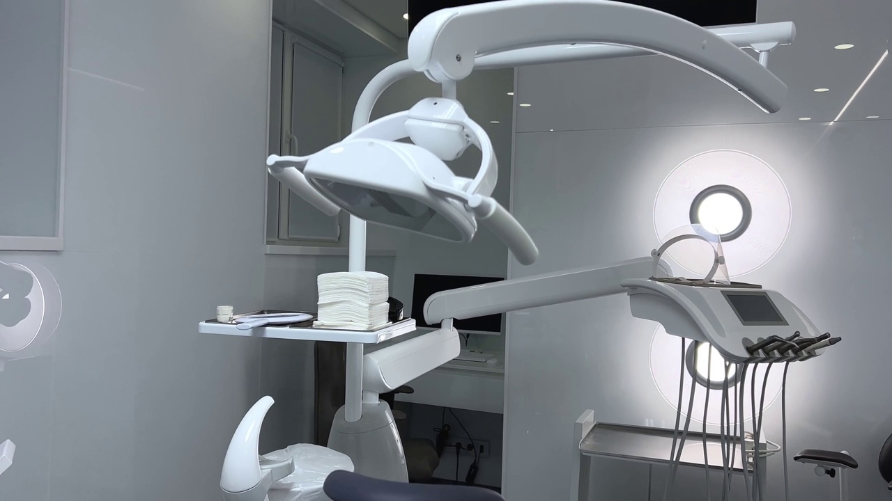 观现代空牙外科诊所的牙科，工具牙医现代牙科执业慢动作视频素材