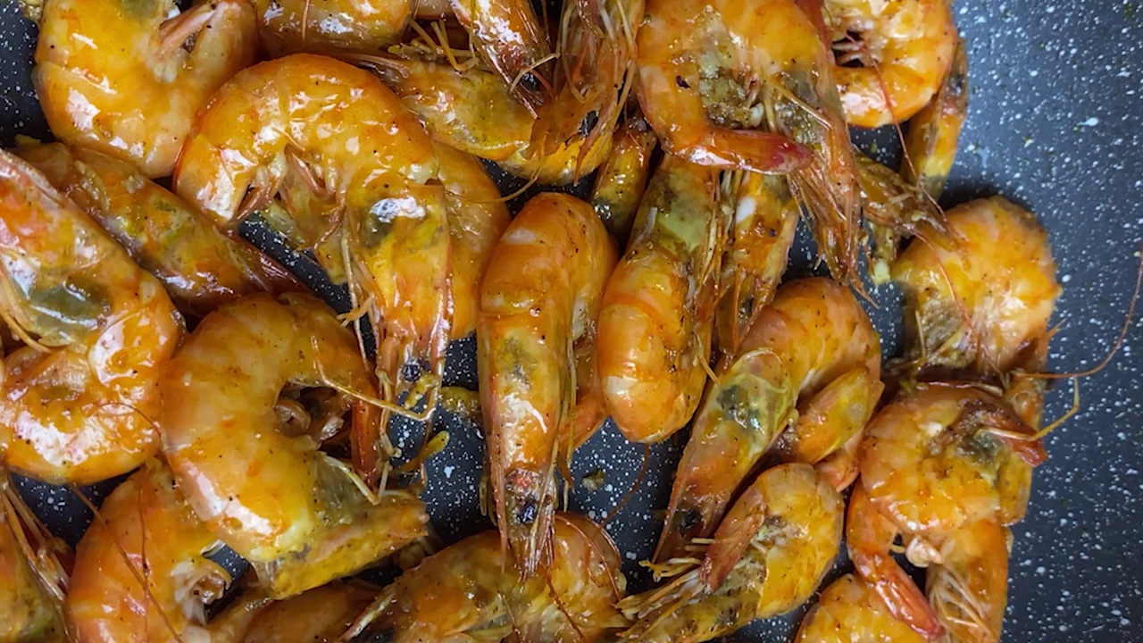 竖屏:虾在油锅里煎的特写镜头视频素材