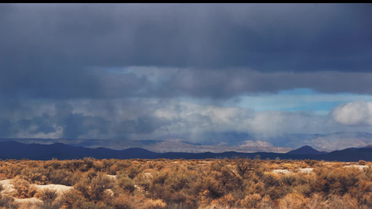 延时2048:延时风暴云穿越沙漠和山脉。视频下载