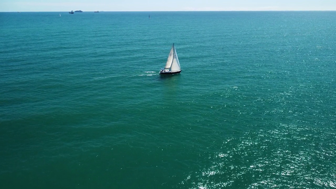 帆船在海上航行。地中海鸟瞰图。视频下载