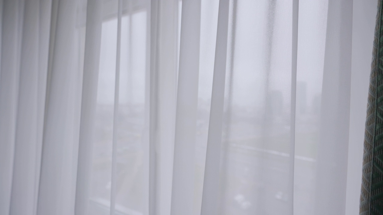 白色薄纱和窗帘一起挂在窗台上视频素材