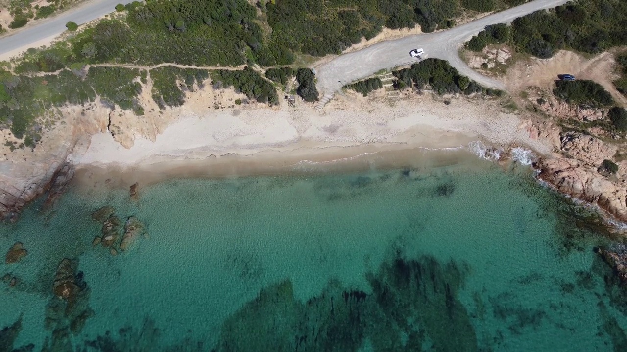 图拉达港和撒丁岛南部特马祖港海滩鸟瞰图视频下载