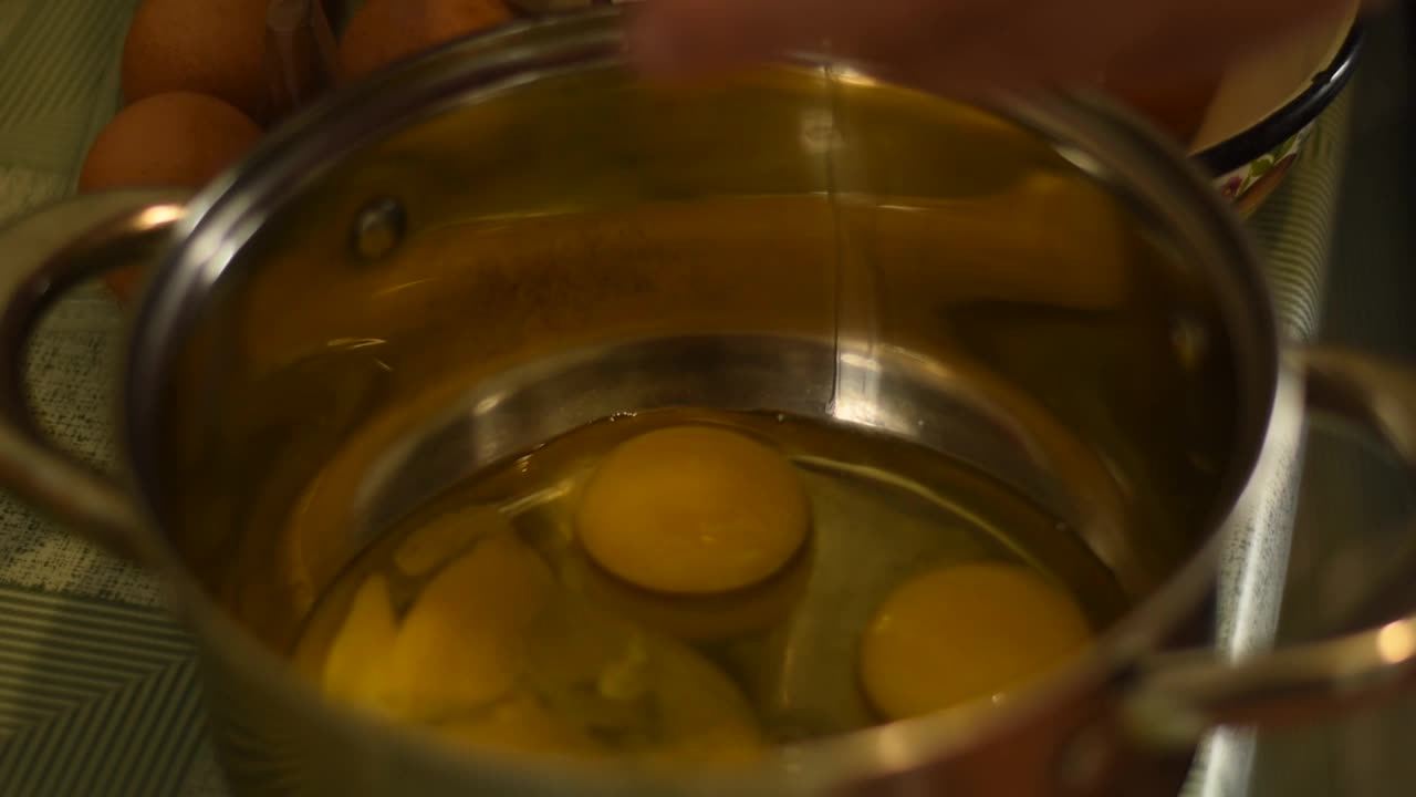 把鸡蛋打进平底锅里。视频下载