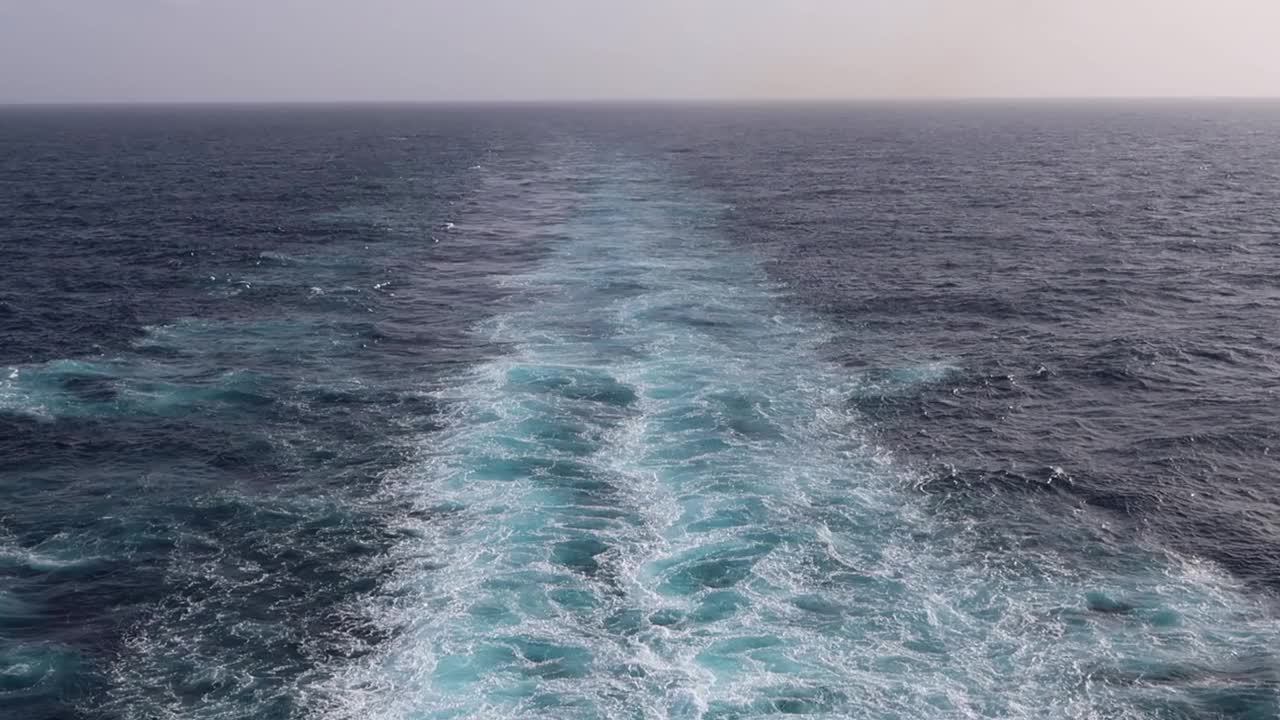 游船的尾迹拖向地平线。在加那利群岛的戈梅拉附近视频素材