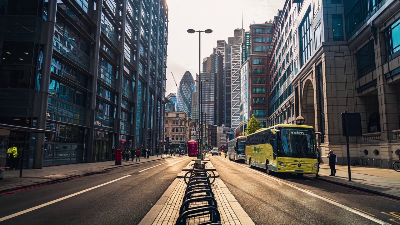 伦敦市中心金融区拥挤的通勤和公交交通的长时间曝光视频下载