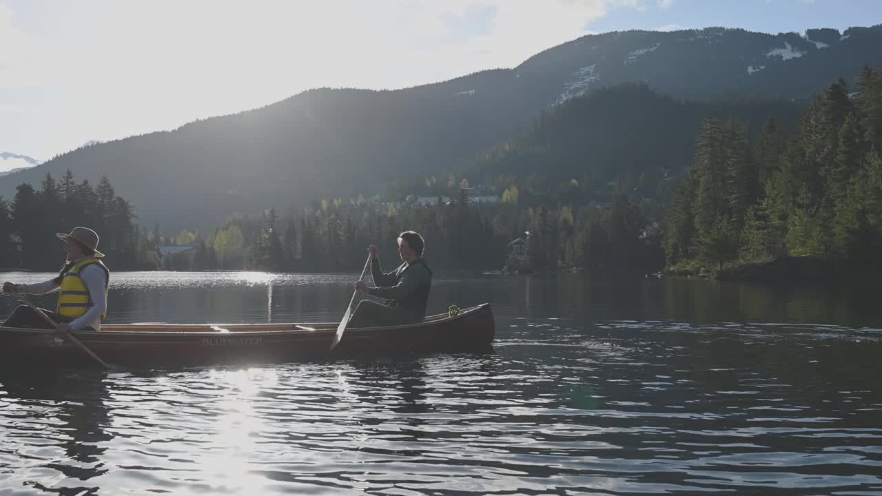 情侣划独木舟，享受户外美景视频下载