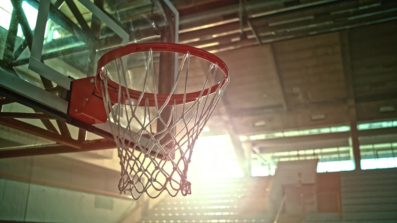 篮球从篮筐上弹跳而过网视频下载