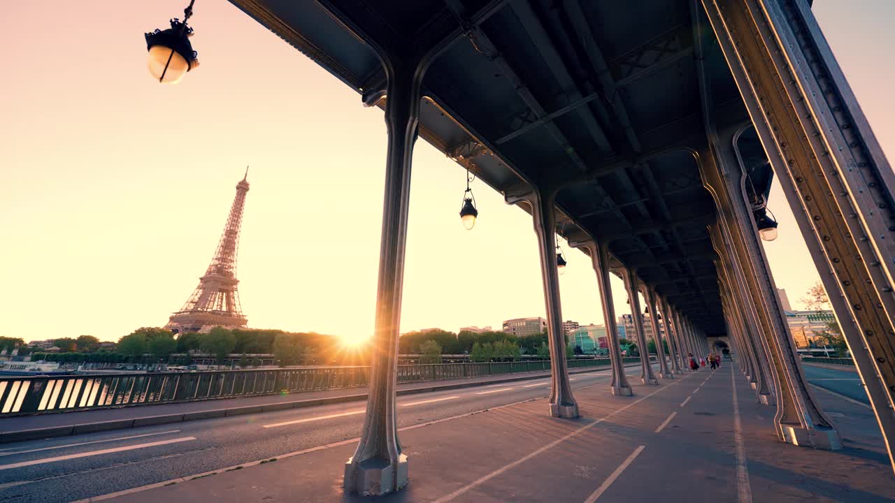 埃菲尔铁塔是法国巴黎横跨塞纳河的一座桥，前身为帕西桥。视频素材