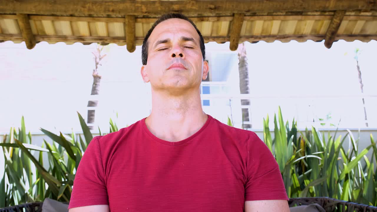 47岁的巴西人在做瑜伽敬礼和闭眼冥想。视频下载