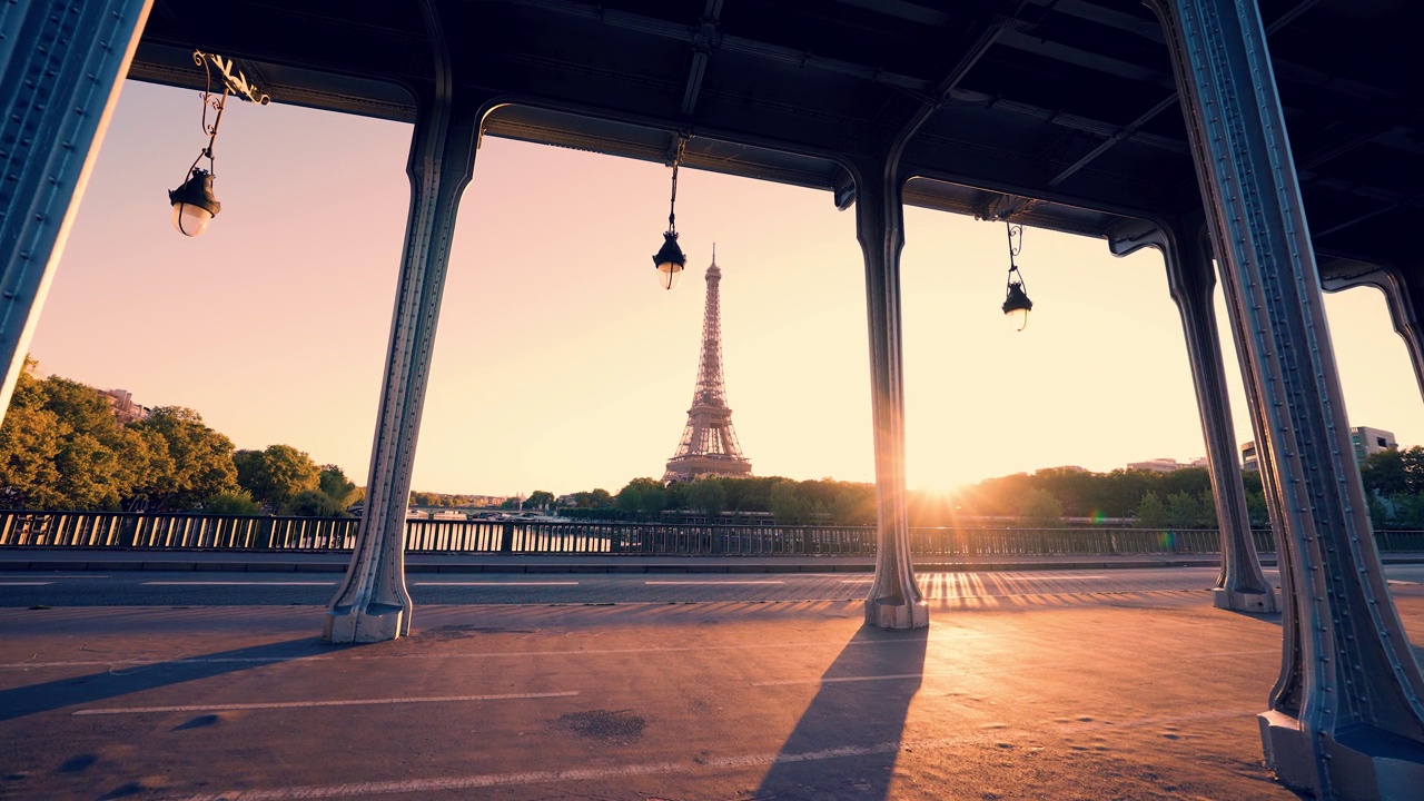 埃菲尔铁塔是法国巴黎横跨塞纳河的一座桥，前身为帕西桥。视频素材
