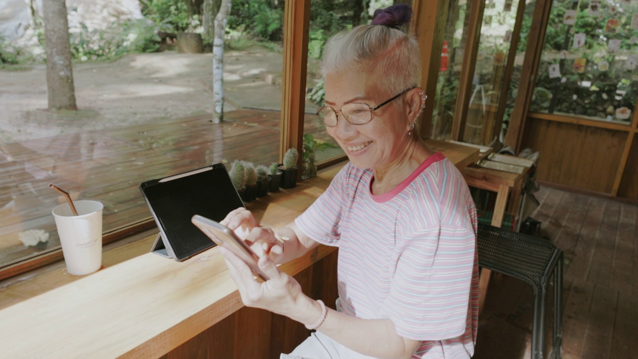 快乐的亚洲退休妇女喜欢做兼职博客。视频素材