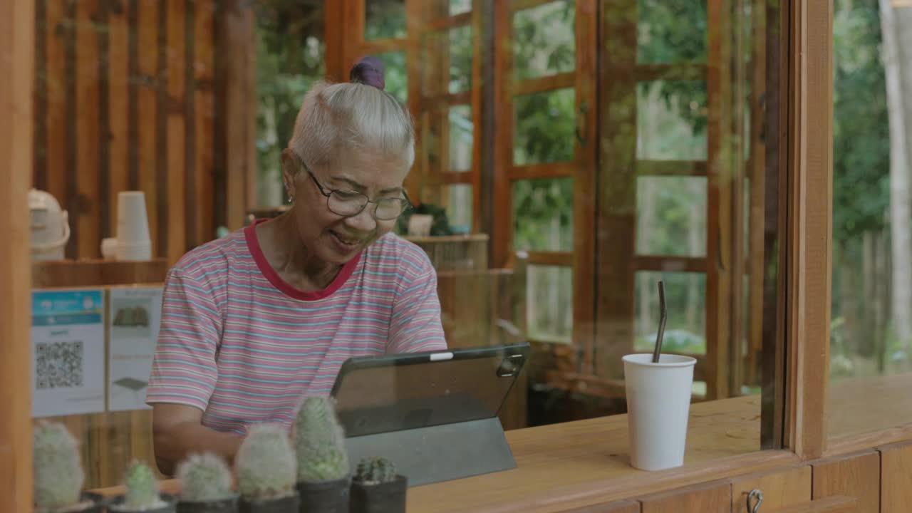 微笑的成年老妇人独自旅行享受退休生活。视频下载