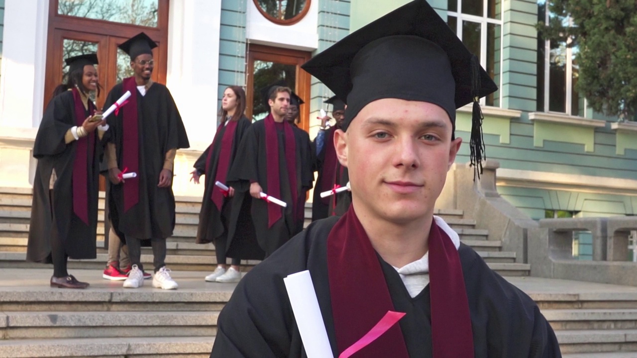 一位毕业生已获得毕业证书视频素材