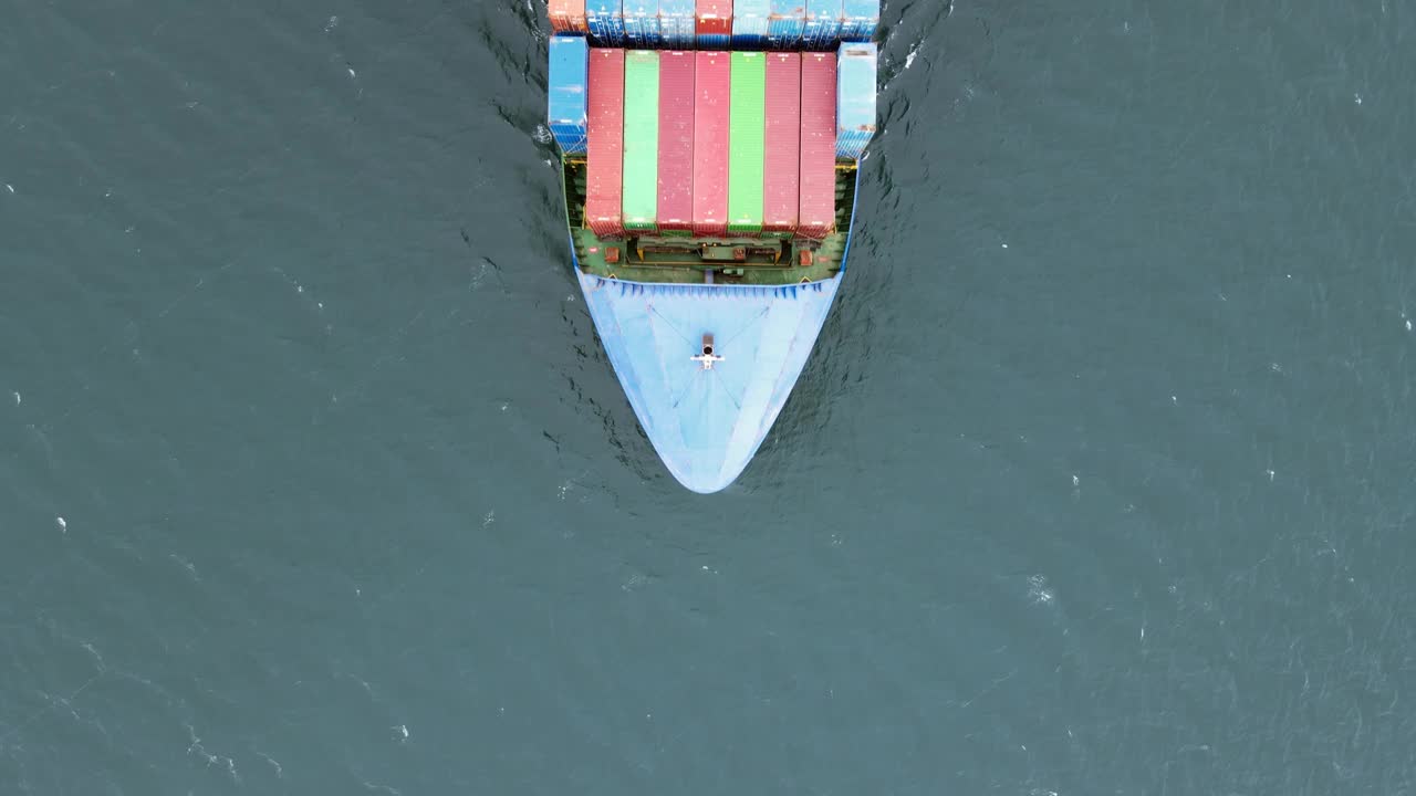 船首集装箱船在海上巡航的鸟瞰图视频素材