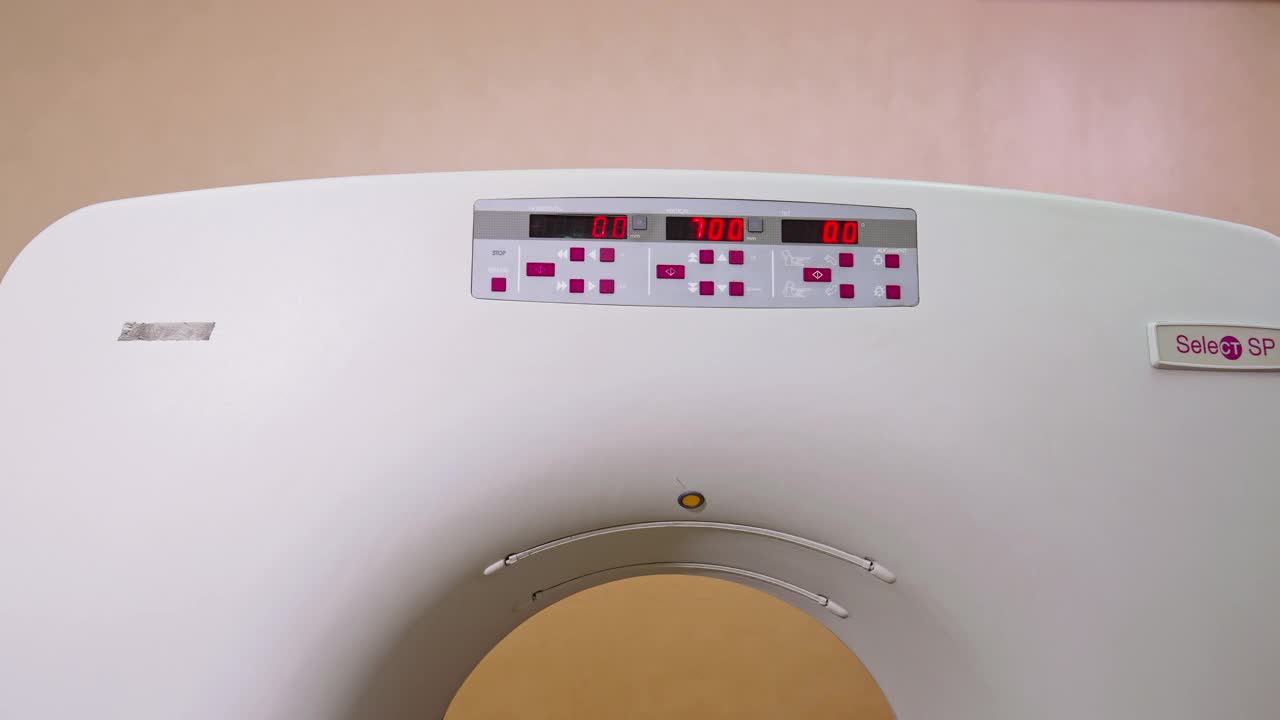 计算机轴向断层扫描。磁共振成像机在病房里，没有人。视频素材