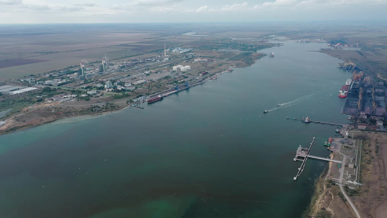 无人机拍摄的工业化工厂和商业货运港视频下载