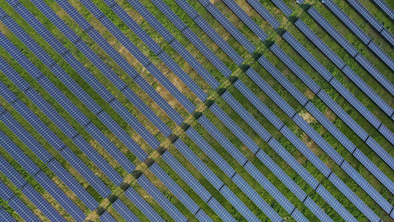 提供可再生能源的一排排太阳能电池板的鸟瞰图视频下载
