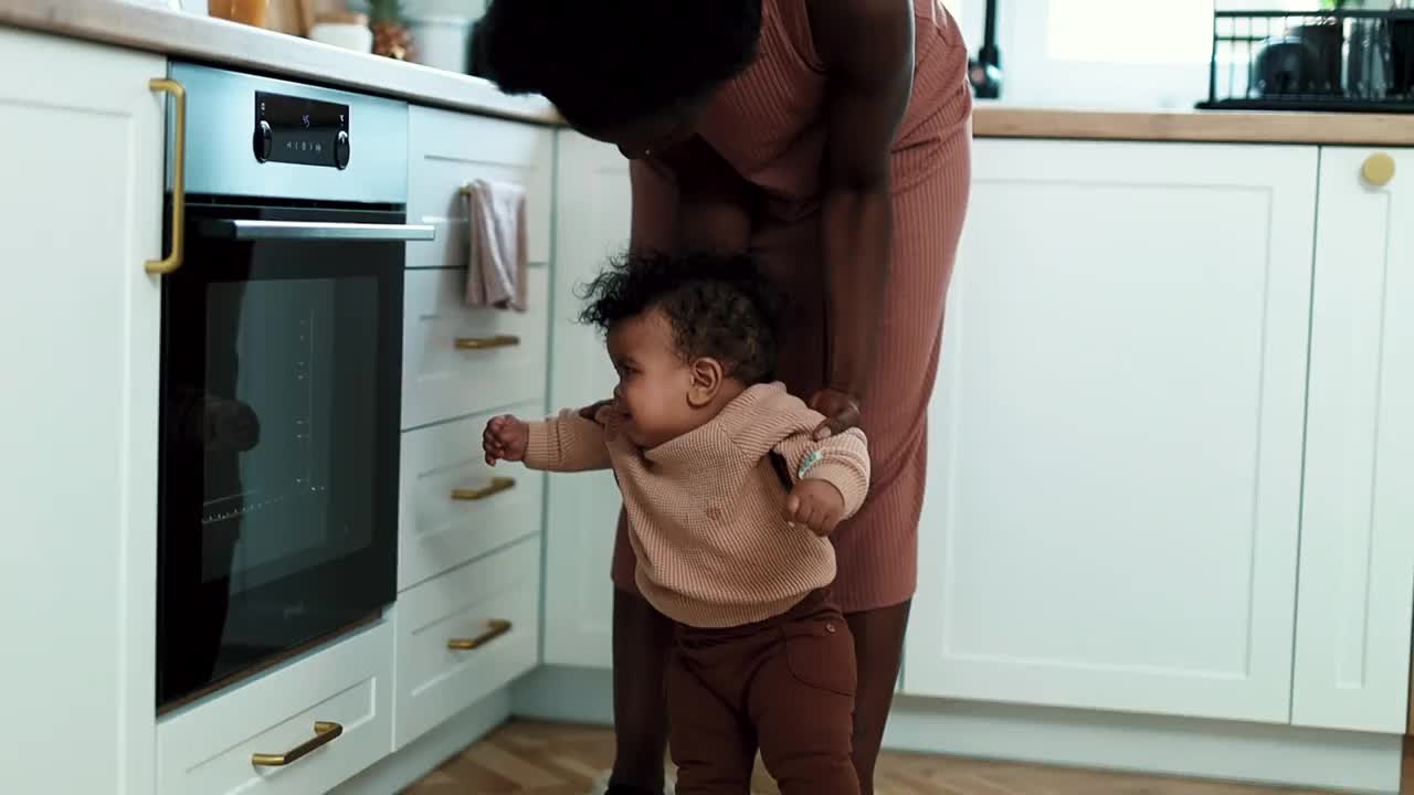妈妈抱着在家哭闹的宝宝视频下载