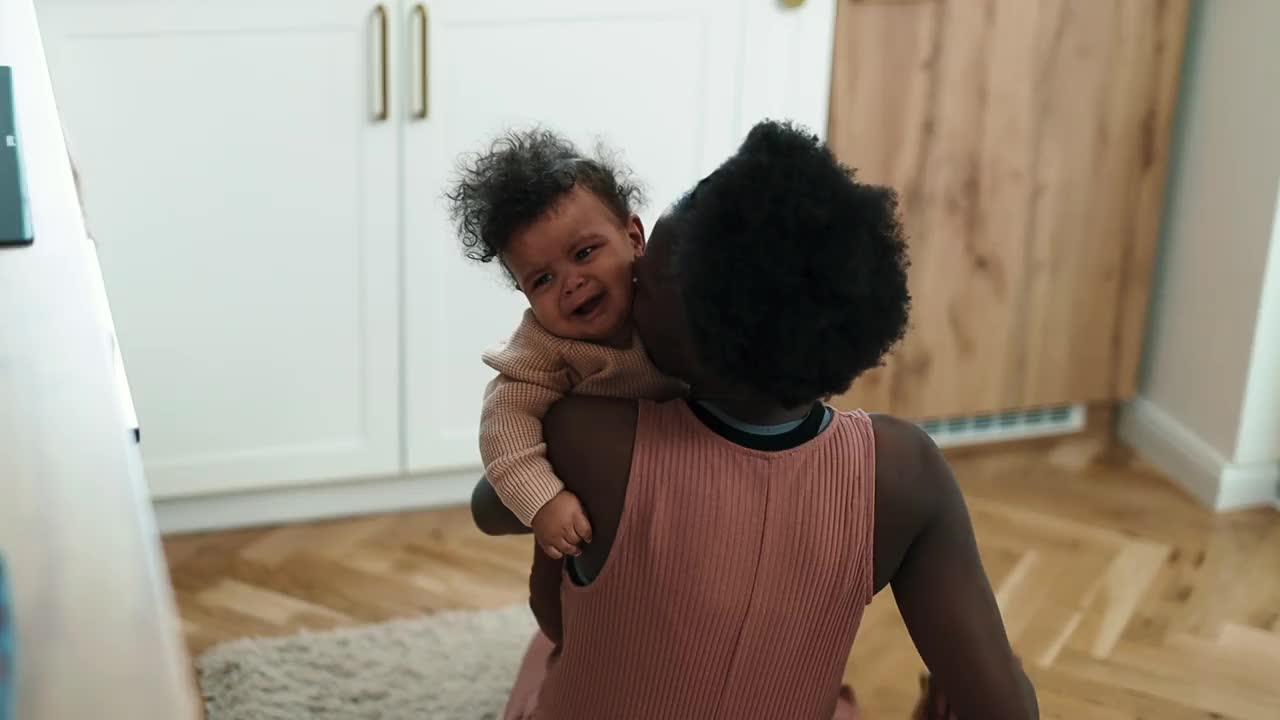 妈妈抱着在家哭闹的宝宝视频下载