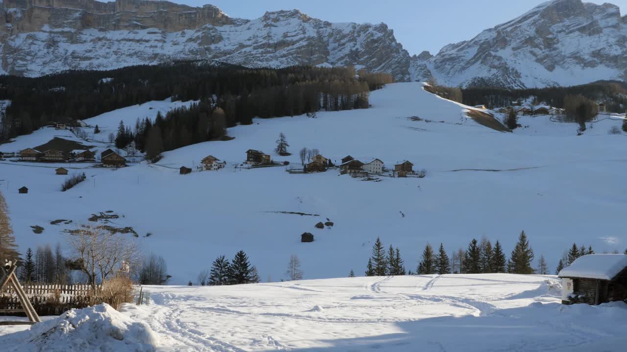 在一个美丽的阳光明媚的日子里，意大利多洛米蒂山脉的白雪覆盖的岩石视频下载
