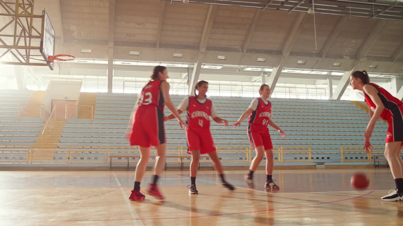女子篮球队在篮球场上训练视频下载
