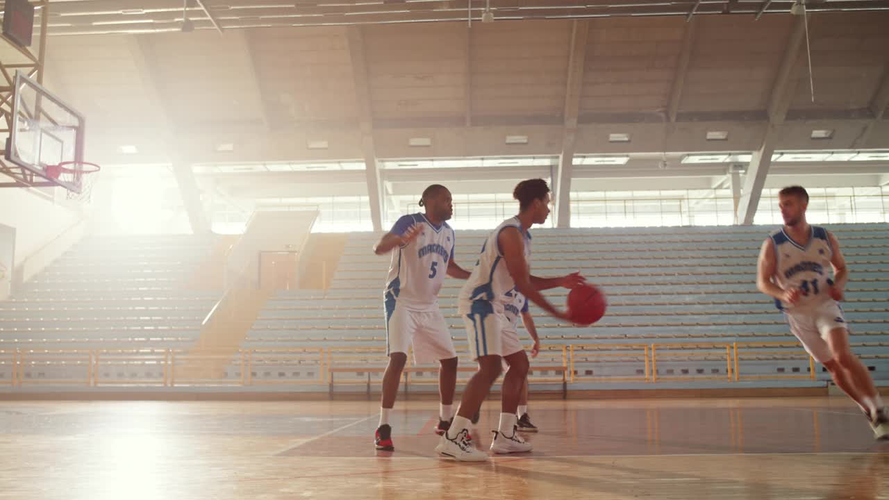 男子篮球队在篮球场上训练视频下载